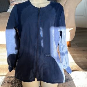 Women Cherokee scrub lab coat in navy, with zipper and two pockets size XS